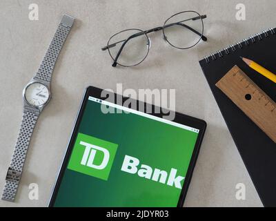 Sur cette photo, le logo de la Banque TD est affiché sur une tablette Banque D'Images