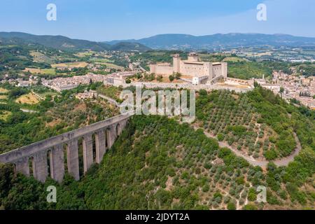 Vue aérienne de la forteresse Rocca Albornoziana et de l'aqueduc de Spoleto. Spoleto, quartier de Pérouse, Ombrie, Italie, Europe. Banque D'Images