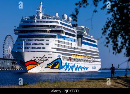 Rostock, Allemagne. 24th juin 2022. Le bateau de croisière 'AIDAmar' de la compagnie de transport Aida entre dans le port. À Rostock, des experts se réunissent pour le dialogue sur le développement portuaire de 10th avec le coordinateur pour l'économie maritime et le tourisme. Credit: Jens Büttner/dpa/Alay Live News Banque D'Images