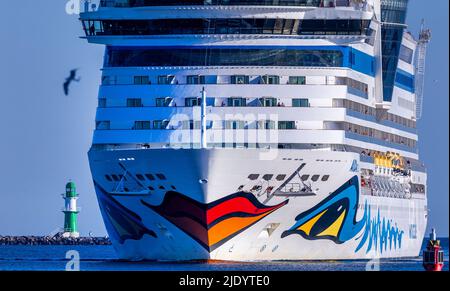 Rostock, Allemagne. 24th juin 2022. Le bateau de croisière 'AIDAmar' de la compagnie de transport Aida entre dans le port. À Rostock, des experts se réunissent pour le dialogue sur le développement portuaire de 10th avec le coordinateur pour l'économie maritime et le tourisme. Credit: Jens Büttner/dpa/Alay Live News Banque D'Images