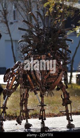 Kiev, Ukraine 26 octobre 2021: Studio de cinéma 'Victoria film', sculpture de chien de fer Banque D'Images