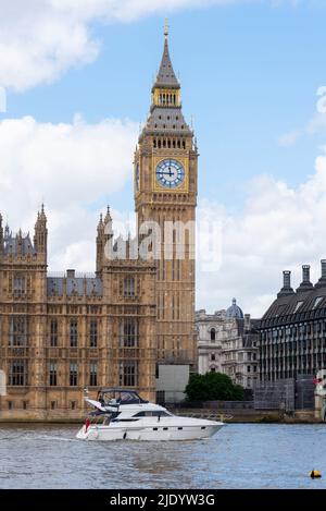 Elizabeth Tower, Big Ben, du Palais de Westminster, avec un bateau à moteur Princess 440 qui passe sur la Tamise. Circulation privée sur la rivière à Londres Banque D'Images