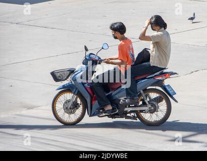 SAMUT PRAKAN, THAÏLANDE, JUIN 10 2022, le couple se déplace en moto dans la rue ensoleillée. Banque D'Images