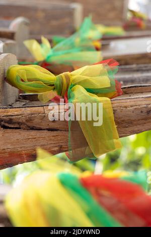 Les rubans colorés liés aux bateaux traditionnels en bois, Thaïlande Banque D'Images