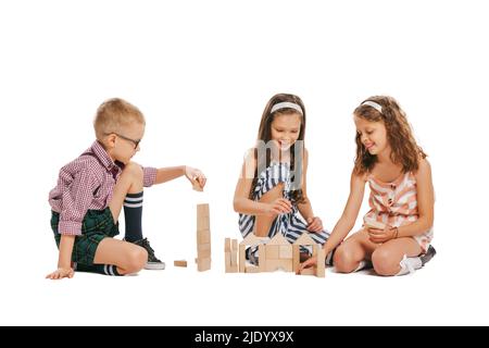 Groupe d'enfants gaies dans un style rétro ensemble été isolé sur fond blanc. Concept de l'art, de l'amitié, de l'espoir, de la jeunesse, de la mode Banque D'Images