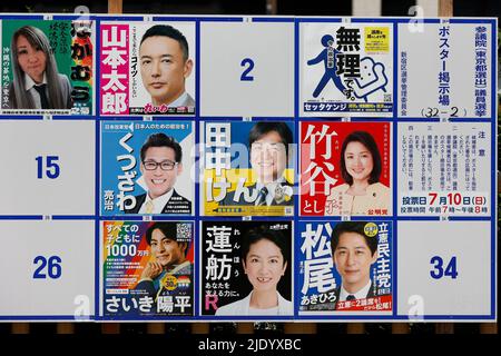 Tokyo, Japon. 24th juin 2022. Les affiches des candidats pour les prochaines élections à la Chambre haute sont exposées à l'extérieur de la gare de Takadanobaba à Tokyo. Les élections à la Chambre haute auront lieu sur 10 juillet. (Image de crédit: © Rodrigo Reyes Marin/ZUMA Press Wire) Banque D'Images