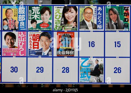 Tokyo, Japon. 24th juin 2022. Les affiches des candidats pour les prochaines élections à la Chambre haute sont exposées à l'extérieur de la gare de Takadanobaba à Tokyo. Les élections à la Chambre haute auront lieu sur 10 juillet. (Image de crédit: © Rodrigo Reyes Marin/ZUMA Press Wire) Banque D'Images