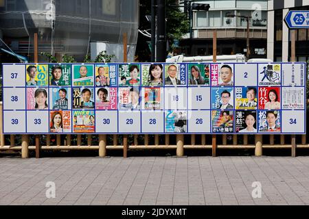 Tokyo, Japon. 24th juin 2022. Les affiches des candidats pour les prochaines élections à la Chambre haute sont exposées à l'extérieur de la gare de Takadanobaba à Tokyo. Les élections à la Chambre haute auront lieu sur 10 juillet. (Image de crédit: © Rodrigo Reyes Marin/ZUMA Press Wire) Banque D'Images