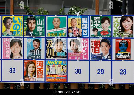 Tokyo, Japon. 24th juin 2022. Les affiches des candidats pour les prochaines élections à la Chambre haute sont exposées à l'extérieur de la gare de Takadanobaba à Tokyo. Les élections à la Chambre haute auront lieu sur 10 juillet. (Image de crédit: © Rodrigo Reyes Marin/ZUMA Press Wire) Banque D'Images