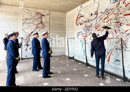 Belgique. 13th juin 2022. Vice ADM. Kevin Lunday, commandant de la région de l'Atlantique de la Garde côtière américaine, et le chef de commandement Jeremy DeMello, également de la région de l'Atlantique, se sont joints au capitaine Gretchen Bailey, le nouveau commandant des activités de la Garde côtière américaine en Europe, au 13 juin 2022, lors d'une visite au cimetière américain des Ardennes en Belgique. Lunday et DeMello étaient en Europe pour superviser le transfert du commandement des activités en Europe du capitaine Ryan Manning à Bailey. Crédit : U.S. Coast Guard/ZUMA Press Wire Service/ZUMAPRESS.com/Alamy Live News Banque D'Images