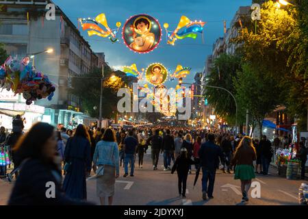 Les gens se sont réunis à l'événement populaire du nord du Portugal, São João de Braga. Vie nocturne, événements sociaux et traditionnels. Style de vie urbain, nuits d'été. Banque D'Images