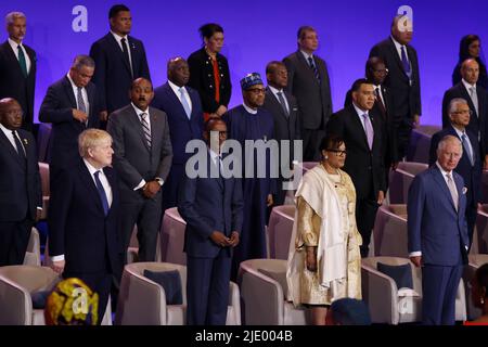 (Première rangée de gauche à droite) le Premier ministre Boris Johnson, le Président rwandais Paul Kagame, le Secrétaire général du Commonwealth des Nations Patricia Scotland et le Prince de Galles, assistent à la cérémonie d'ouverture de la Réunion des chefs de gouvernement du Commonwealth (CHOGM) à Kigali, au Rwanda. Date de la photo: Jeudi 23 juin 2022. Banque D'Images