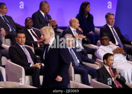 Le Premier ministre Boris Johnson réagit alors qu'il marche sur scène pour prendre place lors de la cérémonie d'ouverture de la Réunion des chefs de gouvernement du Commonwealth (CHOGM) à Kigali, au Rwanda. Date de la photo: Jeudi 23 juin 2022. Banque D'Images