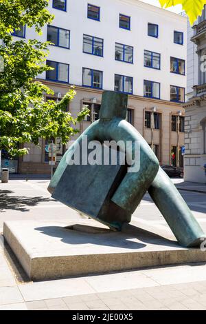 Socha Spravedlnost, Marius Kotrba, 2010, Brno, Morava, Česká republika / statue de la Justice, église St Thomas, ville de Brno, Moravie, république Tchèque Banque D'Images