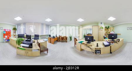 Vue panoramique à 360° de MINSK, BÉLARUS - OCTOBRE 2021 : panorama hdri 360 sphérique et sans couture dans la salle de travail intérieure dans un bureau de travail moderne dans un projet équirectangulaire