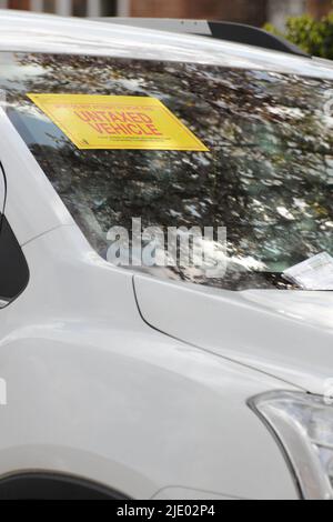 véhicule non assuré ou non imposé fixé par le bord de la route Banque D'Images