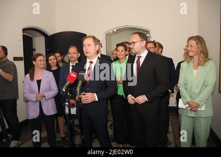 Copenhague /Danemark/24 juin 2022/Danemark Ministre de Finane Ncolaai Wmmen et Ministre de la fiscalité et de la renuve Jeppe Bruus et ministre du climat et de l'énergie Dan Jorgensen tous les sociaux-démocrates et presque tous les partis politiques danois s'accordent pour aider les retraités à donner gratuitement 5000.dk korner danois ou gaz et chauffage Très cher en raison de l'eto Ukraine et la guerre de Russie et ont également des effets sur la nation danoise avec le prix élevé de la nourriture et de l'essence et d'autres, toutes les parties conviennent aujourd'hui et tiennent la presse commune, conférence au ministère des Finances dans la capitale danoise. (Photo..Francis Joseph Dean/Dean Pictures. Banque D'Images