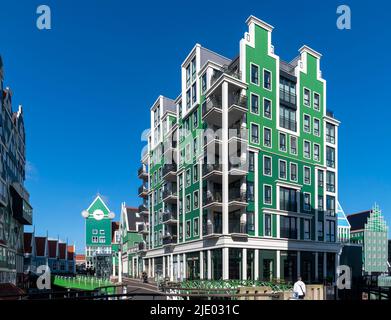 Le centre-ville de Zaandam, au nord-ouest d'Amsterdam, aux pays-Bas. Les bâtiments de style post-moderne sont réimaginés et appelés Fusion Architecture. Banque D'Images