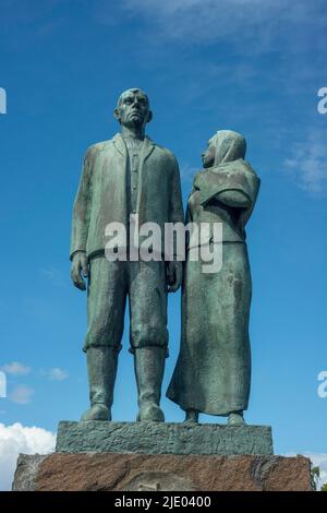 Monument de l'émigration, sculpture de bronze, famille émigrant en Amérique du Nord en 19th siècle. Homme regardant vers l'avant, femme regardant en arrière, Sculptor Axel Banque D'Images