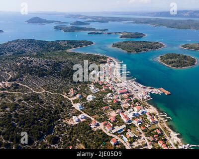 Tir de drone, ville et îles de Murter, île de Murter, Dalmatie, Croatie Banque D'Images