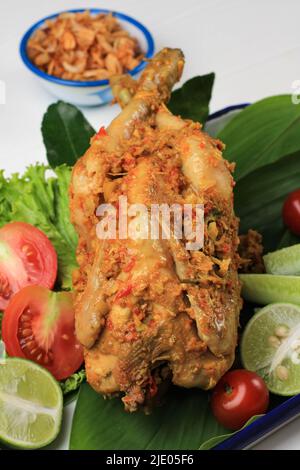 Ayam Betutu.Poulet rôti balinais farci de feuilles de manioc. Banque D'Images