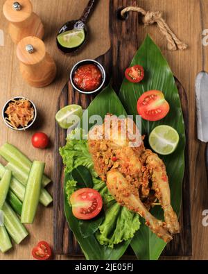 Ayam Betutu.Poulet rôti balinais farci de feuilles de manioc. Banque D'Images