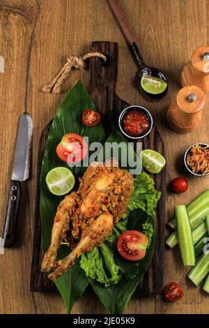 Ayam Betutu.Poulet rôti balinais farci de feuilles de manioc. Banque D'Images