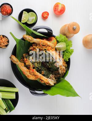 Ayam Betutu.Poulet rôti balinais farci de feuilles de manioc. Banque D'Images