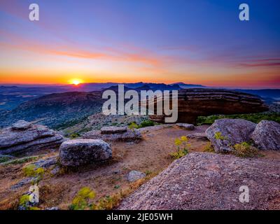 Formations rocheuses de calcaire Sombrerillo au lever du soleil, réserve naturelle El Torcal, Torcal de Antequera, province de Malaga, Andalousie, Espagne Banque D'Images