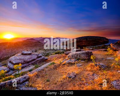 Formations rocheuses de calcaire Sombrerillo au lever du soleil, réserve naturelle El Torcal, Torcal de Antequera, province de Malaga, Andalousie, Espagne Banque D'Images