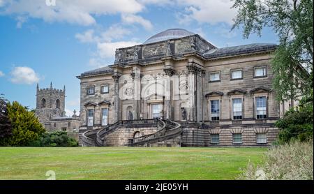 Façade sud avec double escalier courbe de Kegleston Hall à Derbyshire, Royaume-Uni, le 18 juin 2022 Banque D'Images