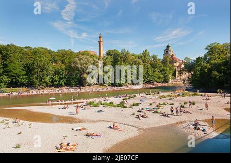 Baigneurs sur la banque de sable d'Isar, à droite Muellersches Volksbad, Munich, Bavière, Allemagne Banque D'Images