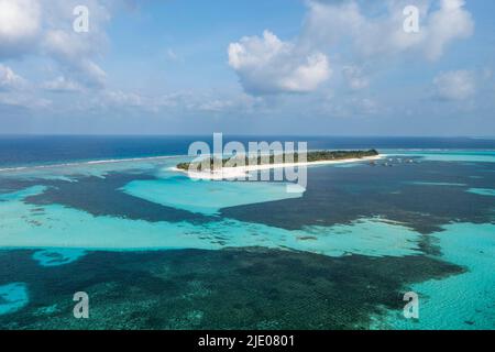 Vue hélicoptère, six Senses Kanuhura Island Resort, avec plages et bungalows d'eau, Lhaviyani Atoll, Maldives, Océan Indien Banque D'Images