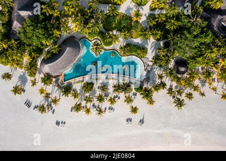 Vue hélicoptère, six Senses Kanuhura Island Resort, avec plages et bungalows d'eau, Lhaviyani Atoll, Maldives, Océan Indien Banque D'Images