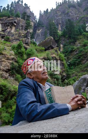 Vieux himalayen local avec cap traditionnel, contre les montagnes Banque D'Images