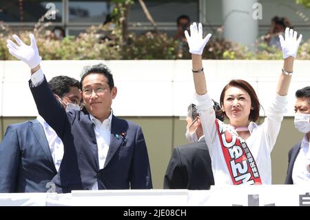 Kawasaki, Japon. 24th juin 2022. Le Premier ministre japonais et président du Parti libéral-démocrate (PLD) au pouvoir, Fumio Kishida (L) et le candidat de son parti, Junko Mihara (R), se sont empais de réagir à leurs partisans après que Kishida ait prononcé vendredi un discours de campagne pour l'élection de la Chambre haute à 10 juillet à Kawasaki, banlieue de Tokyo, 24 juin, 2022. Credit: Yoshio Tsunoda/AFLO/Alay Live News Banque D'Images