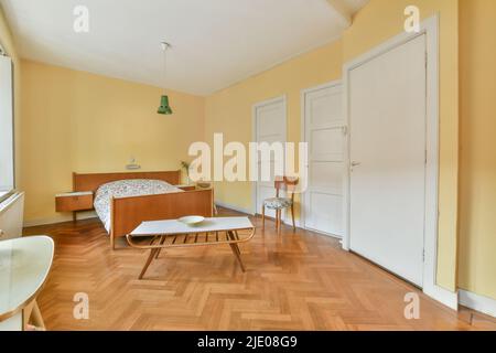 Cette chambre spacieuse et lumineuse dispose de miroirs et d''une grande fenêtre, dans un style minimaliste et moderne Banque D'Images