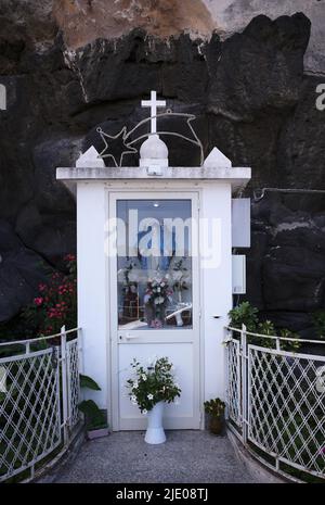 Sanctuaire marial, statue de la Vierge Marie, personnage de la Vierge en roche volcanique, Giardini-Naxos, Sicile, Italie Banque D'Images