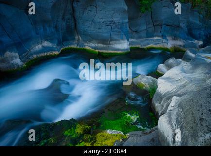 Cascate Alcantara, en face de Gole dell' Alcantara, Cascades en face de la gorge d'Alcantara, Sicile, Italie Banque D'Images