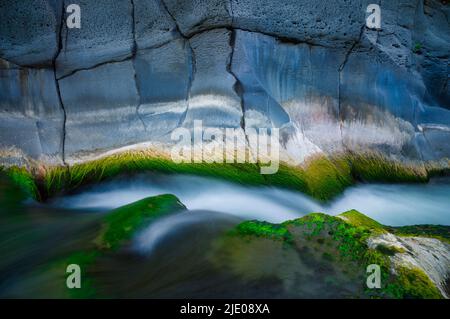 Cascate Alcantara, en face de Gole dell' Alcantara, Cascades en face de la gorge d'Alcantara, Sicile, Italie Banque D'Images