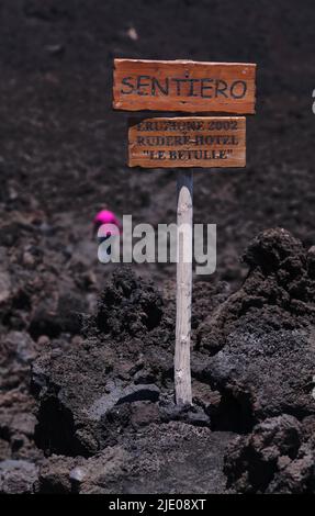 Panneau traversant le champ de lave jusqu'à l'hôtel le Betulle détruit par une éruption, 2002, Piano Provenzana Etna Nord, volcan Etna, Sicile, Italie Banque D'Images