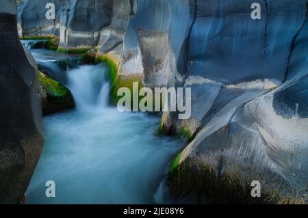 Cascate Alcantara, en face de Gole dell' Alcantara, Cascades en face de la gorge d'Alcantara, Sicile, Italie Banque D'Images