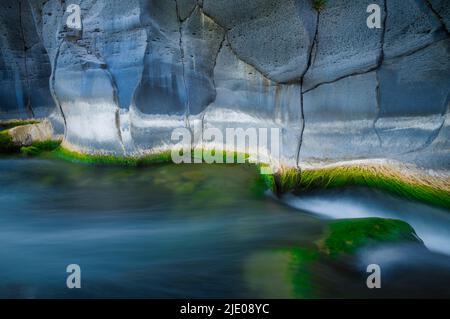 Cascate Alcantara, en face de Gole dell' Alcantara, Cascades en face de la gorge d'Alcantara, Sicile, Italie Banque D'Images