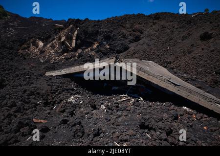 Hôtel le Betulle, Piano Provenzana Etna Nord, volcan Etna, Sicile, Italie, détruit par éruption en 2002 Banque D'Images