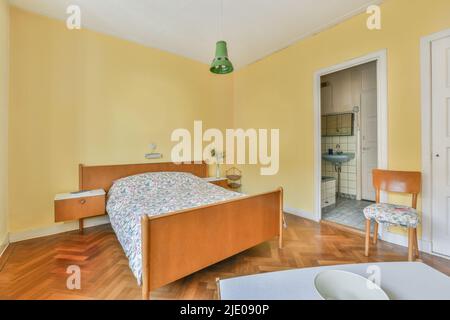 Cette chambre spacieuse et lumineuse dispose de miroirs et d''une grande fenêtre, dans un style minimaliste et moderne Banque D'Images