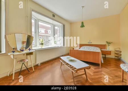 Cette chambre spacieuse et lumineuse dispose de miroirs et d''une grande fenêtre, dans un style minimaliste et moderne Banque D'Images