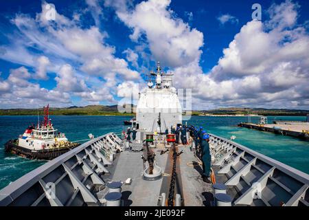 Guam. 13th juin 2022. Le croiseur à missiles guidés de classe Ticonderoga USS Chancellorsville (CG 62) part du port d'Apra, Guam, 13 juin, à la suite d'une visite de routine du port. Chancellorsville est déployé vers l'avant à la flotte américaine 7th pour soutenir la sécurité et la stabilité dans l'Indo-Pacifique et est affecté au commandant de la Force opérationnelle 70, une force prête pour le combat qui protège et défend l'intérêt maritime collectif de ses alliés et partenaires dans la région. Credit: U.S. Navy/ZUMA Press Wire Service/ZUMAPRESS.com/Alamy Live News Banque D'Images