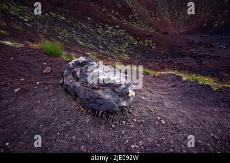 Pierres de lave rouges, sol volcanique, cratère Crateri Silvestri, volcan Etna, Sicile, Italie Banque D'Images