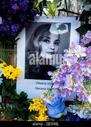 Lviv, Ukraine. Portraits et noms sur le mur de l'espoir de Lviv, par la Fondation du mur de l'espoir, en souvenir des victimes de la guerre faite par l'invasion russe de février 2022. Banque D'Images