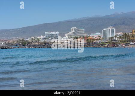 Vue sur les nombreux imposants hôtels de bord de mer qui bordent la promenade de 10 kilomètres reliant les principales stations balnéaires du sud à Playa de Troya, Adeje Banque D'Images